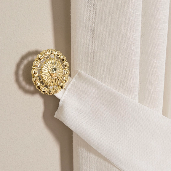 Fäste till gardinomtag i romatinisk och snirklig stil