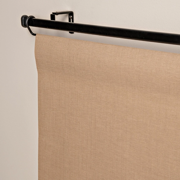 Närbild av brun panelgardin med struktur