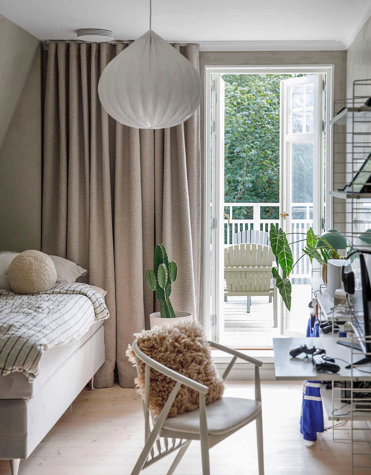 Bouclégardin i beige färg i ett tonårsrum