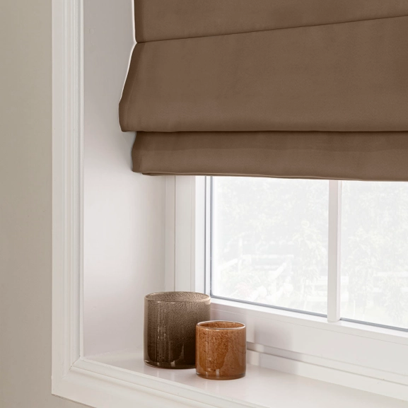 Mörkläggande brun hissgardin