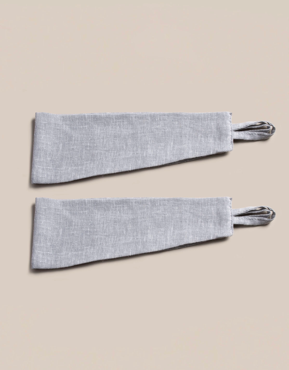 Gardinomtag i ljusgrått tyg