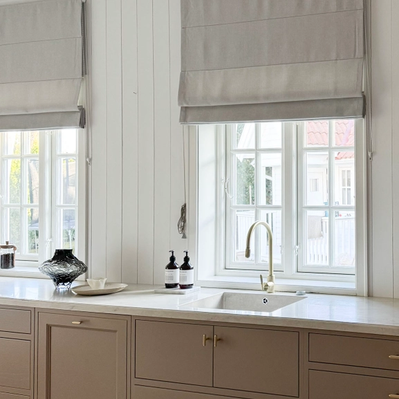 Hissgardin med grått tyg i kök