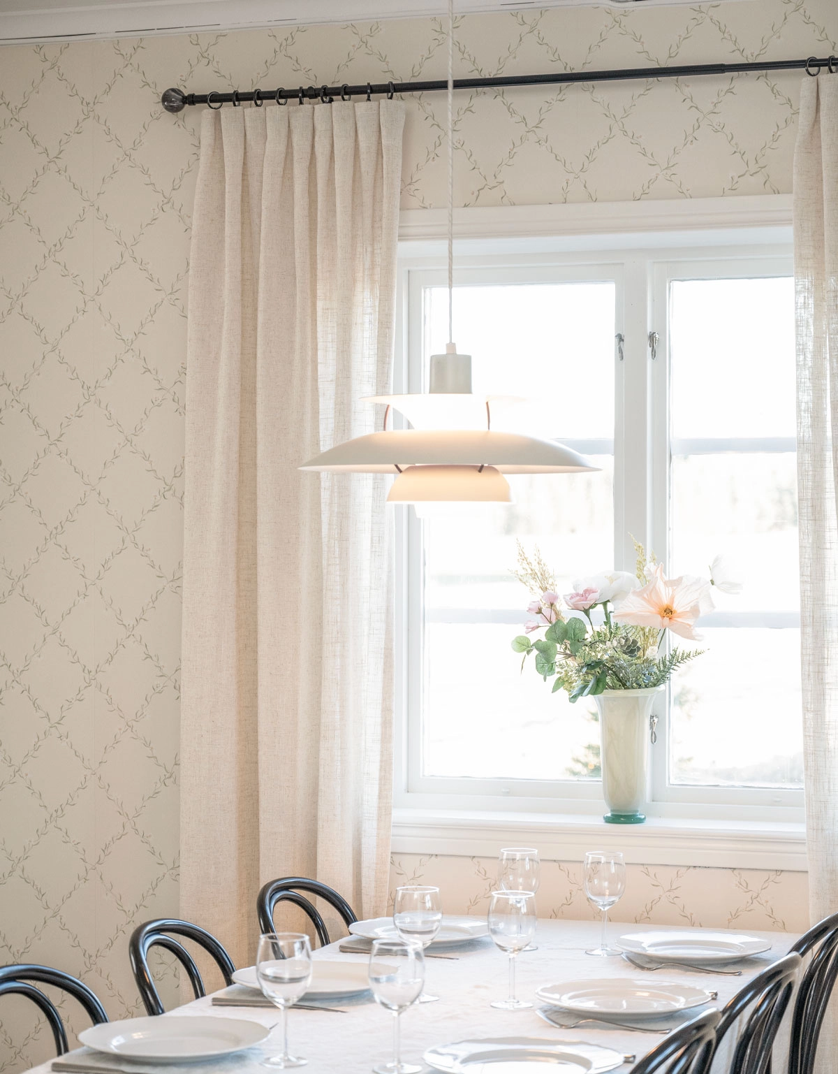 gardinstång-svart-beige-gardin-kök