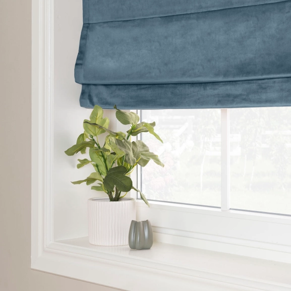 Blå hissgardin i sammet