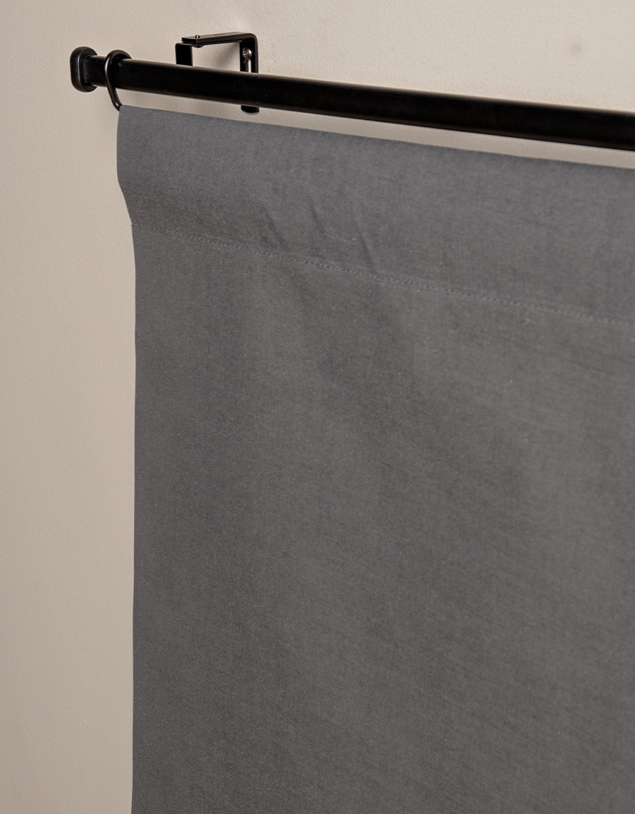 Närbild av grå transparent panelgardin