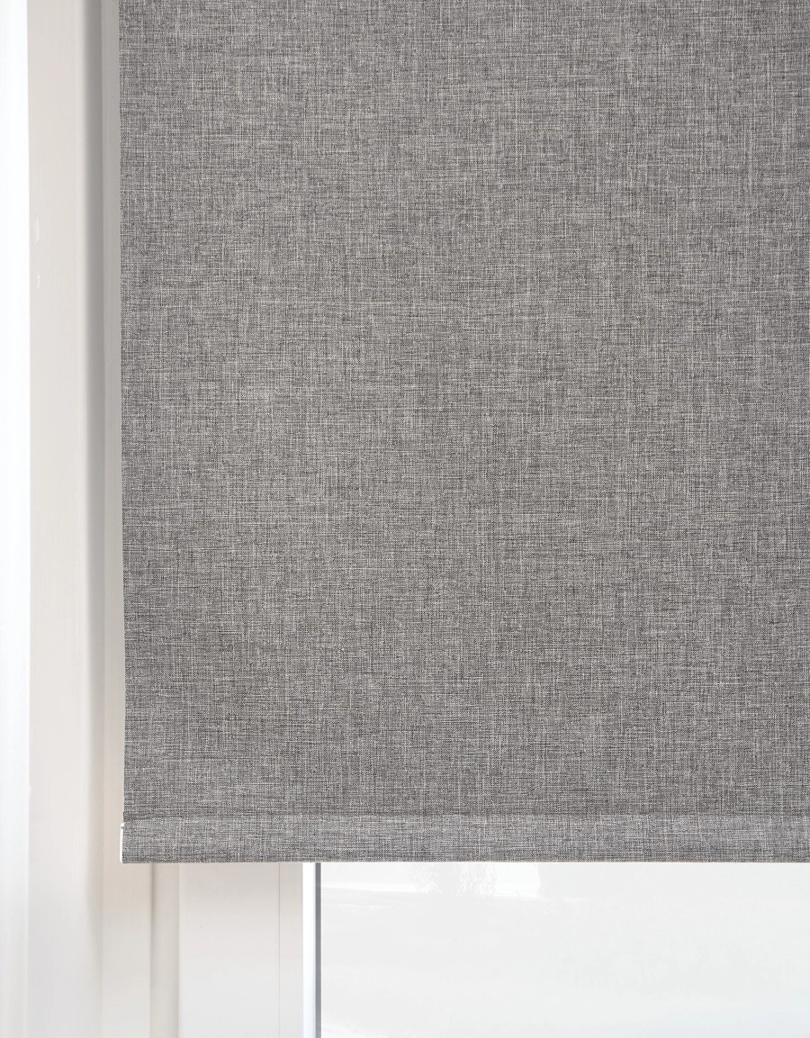 Mörkläggande rullgardin med textilkänsla