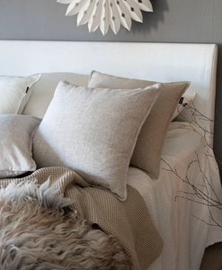 Kuddfodral i grått och beiget