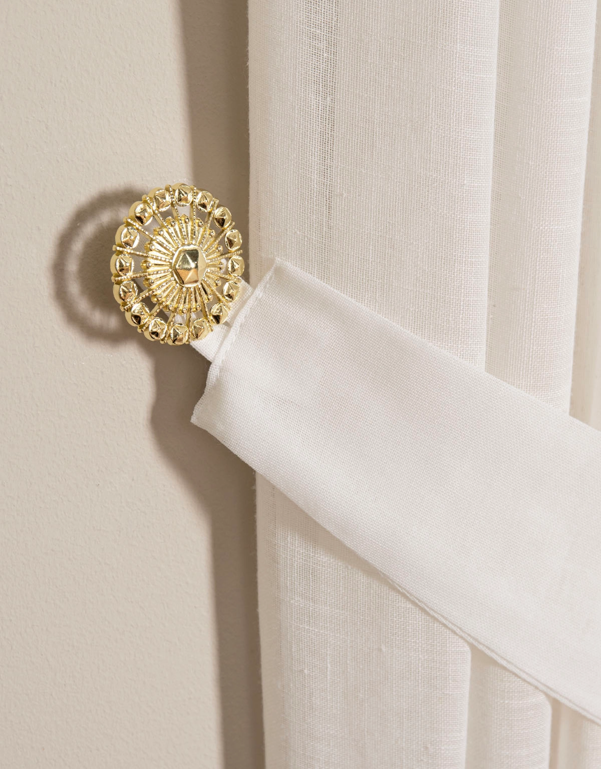 Fäste till gardinomtag i romatinisk och snirklig stil