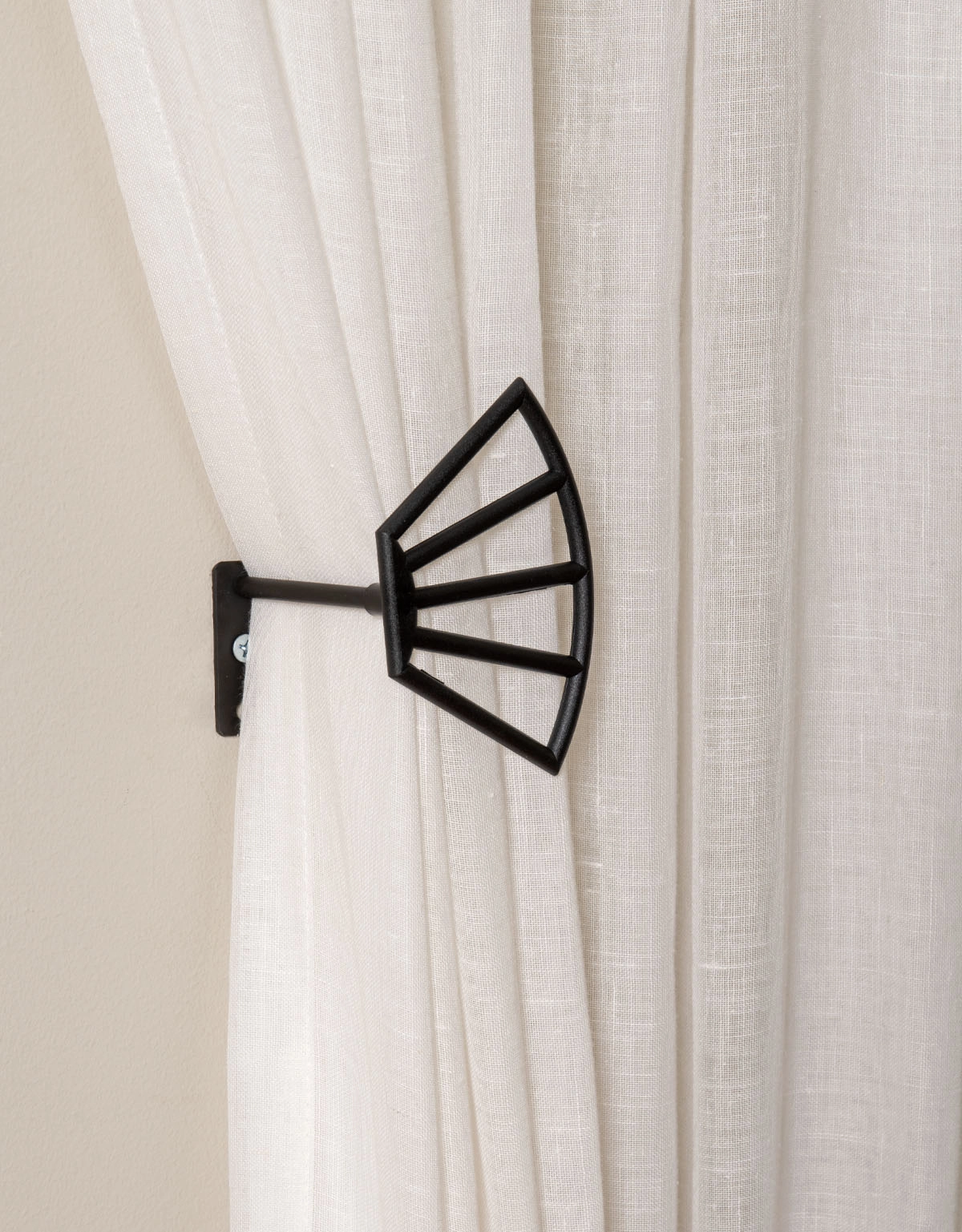 Svart omtagsfäste med vit gardin
