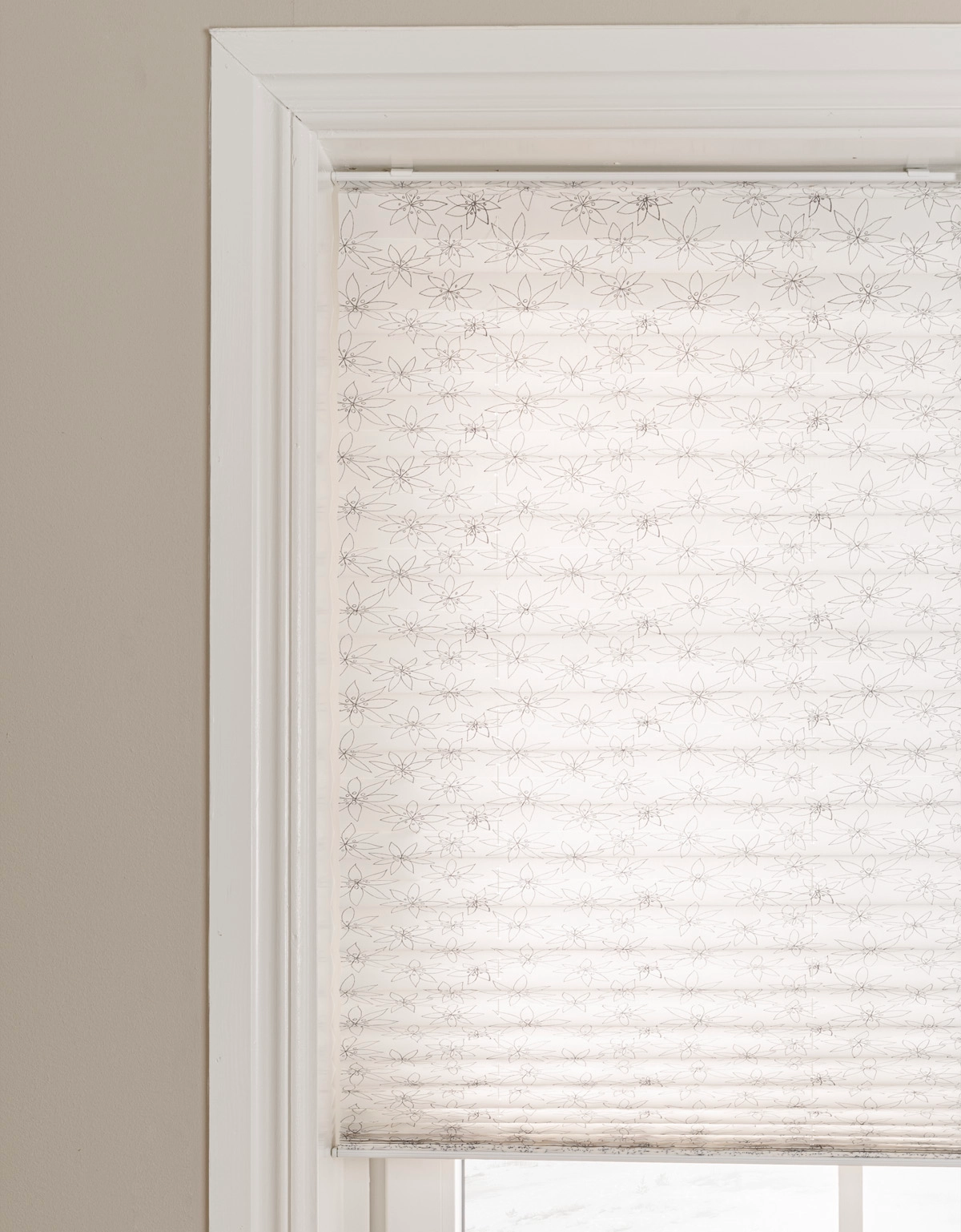 Blommig, avskärmande plisségardin