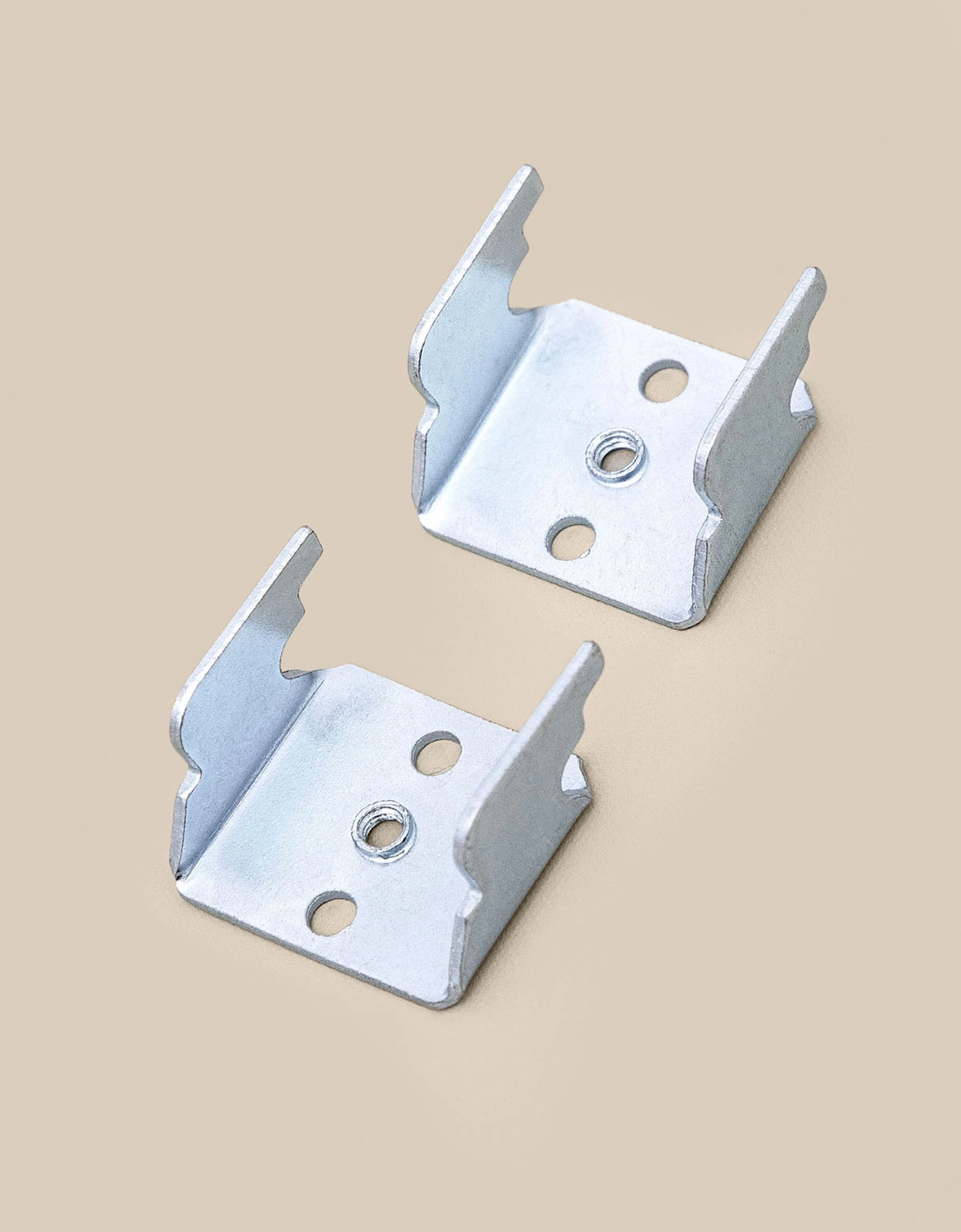 Ett par väggfästen till reglerbar gardinstång