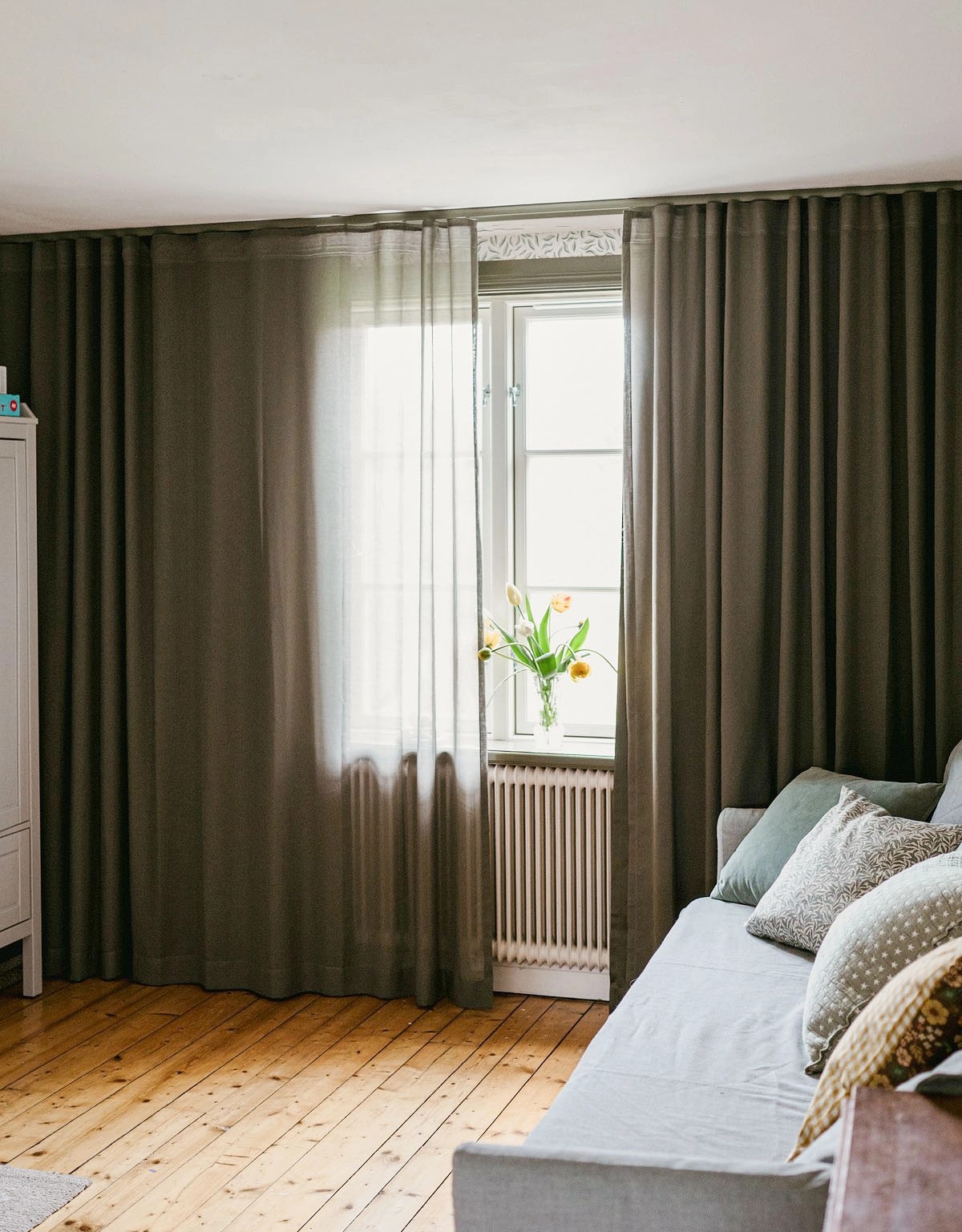 Dovgrön gardin på grön gardinskena