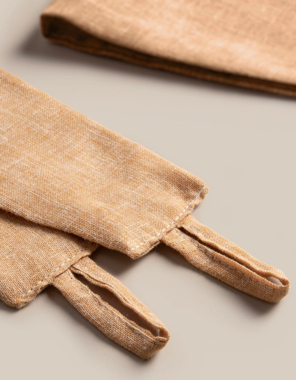 Närbild på senapsgult gardinomtag