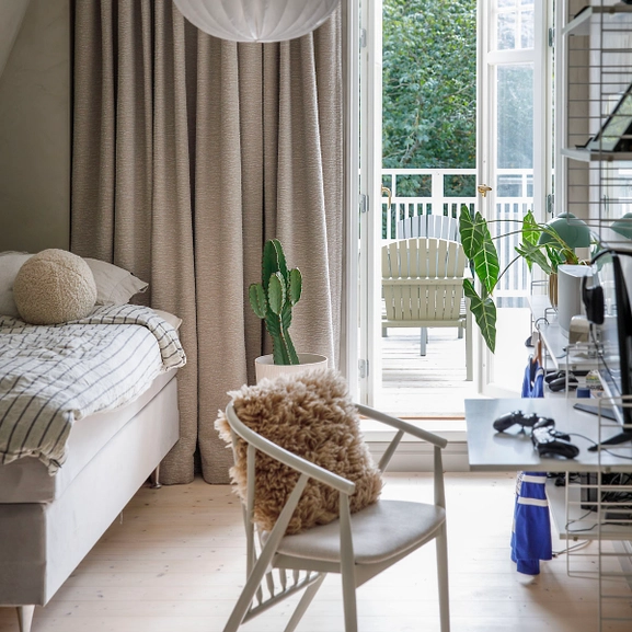 Bouclégardin i beige färg i ett tonårsrum