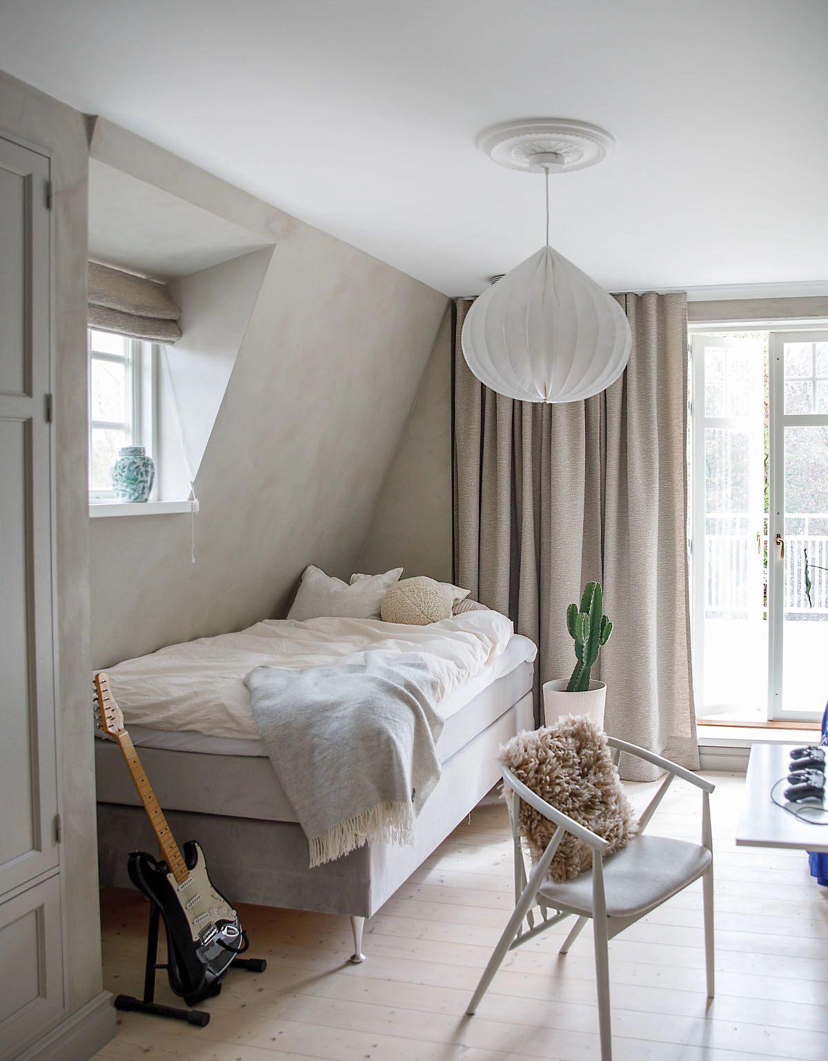 Gardin och hissgardin i boucletyg i mörkbeige färg