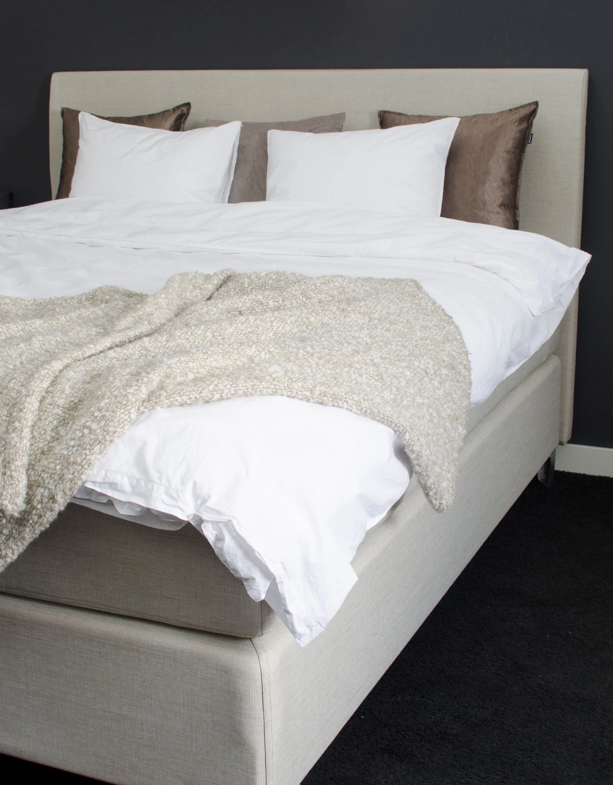 Beige sänggavel till dubbelsäng