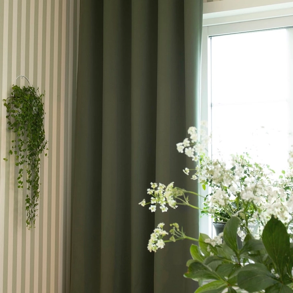 Gardinstång i mässing med grön gardin