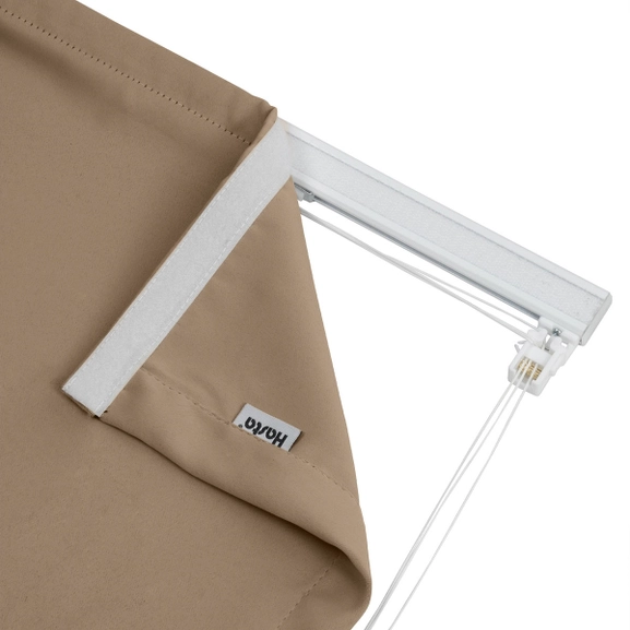 Närbild på mörkläggande hissgardin Svala, beige