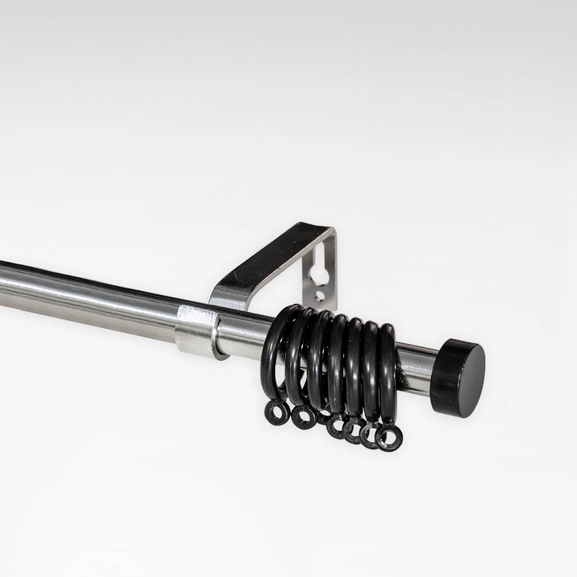 Gardinstång i rostrfiritt stål med svarta ringar och knopp