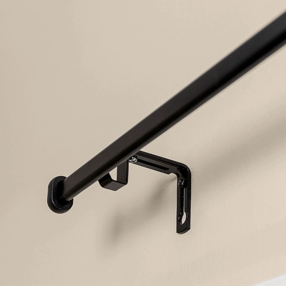 Svart gardinstång med väggfäste
