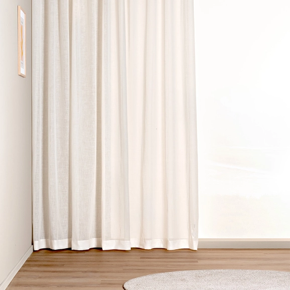 Vit gardin framför fönster