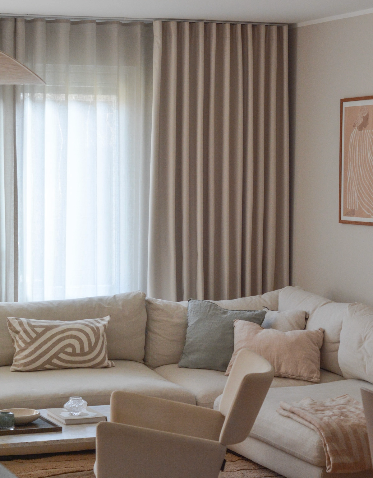 Dubbla beiga gardiner, Saga och Nova, i vardagsrum