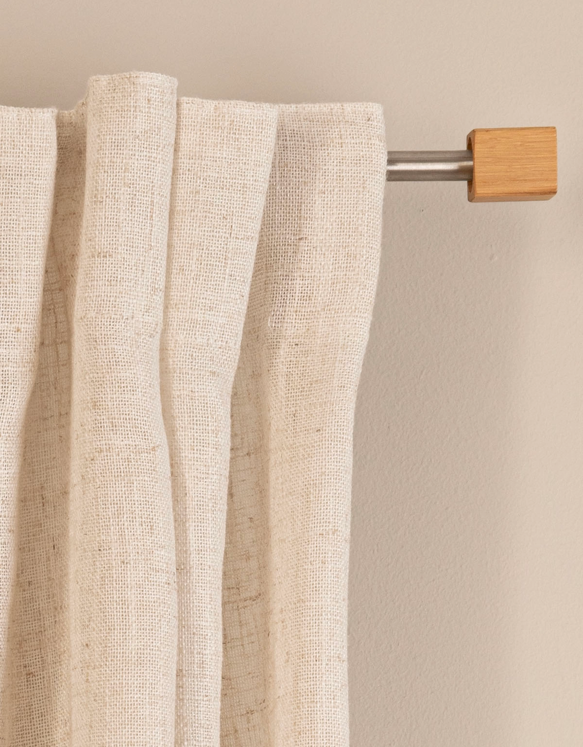 Ändknopp i ek på gardinstång