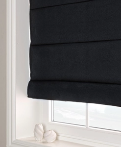 Svart hissgardin i fönster