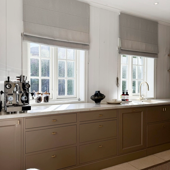 Hissgardin med grått tyg i kök