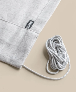 Viktband i fållen på en gardin