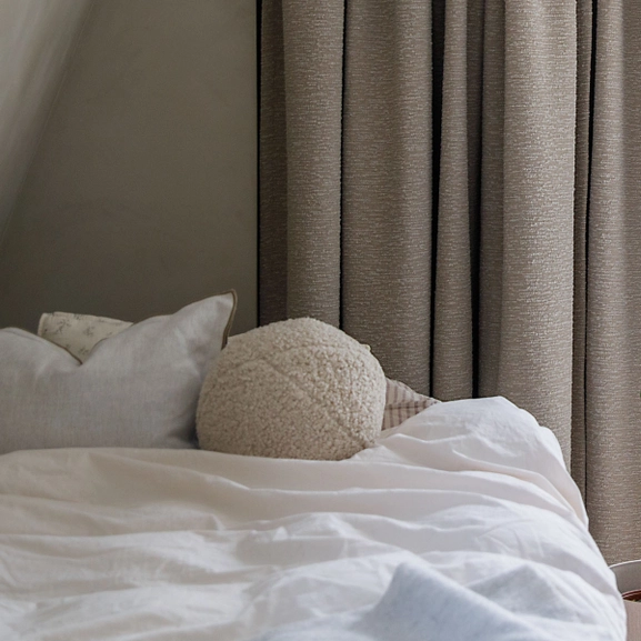 Mörkbeige gardin i bouclematerial