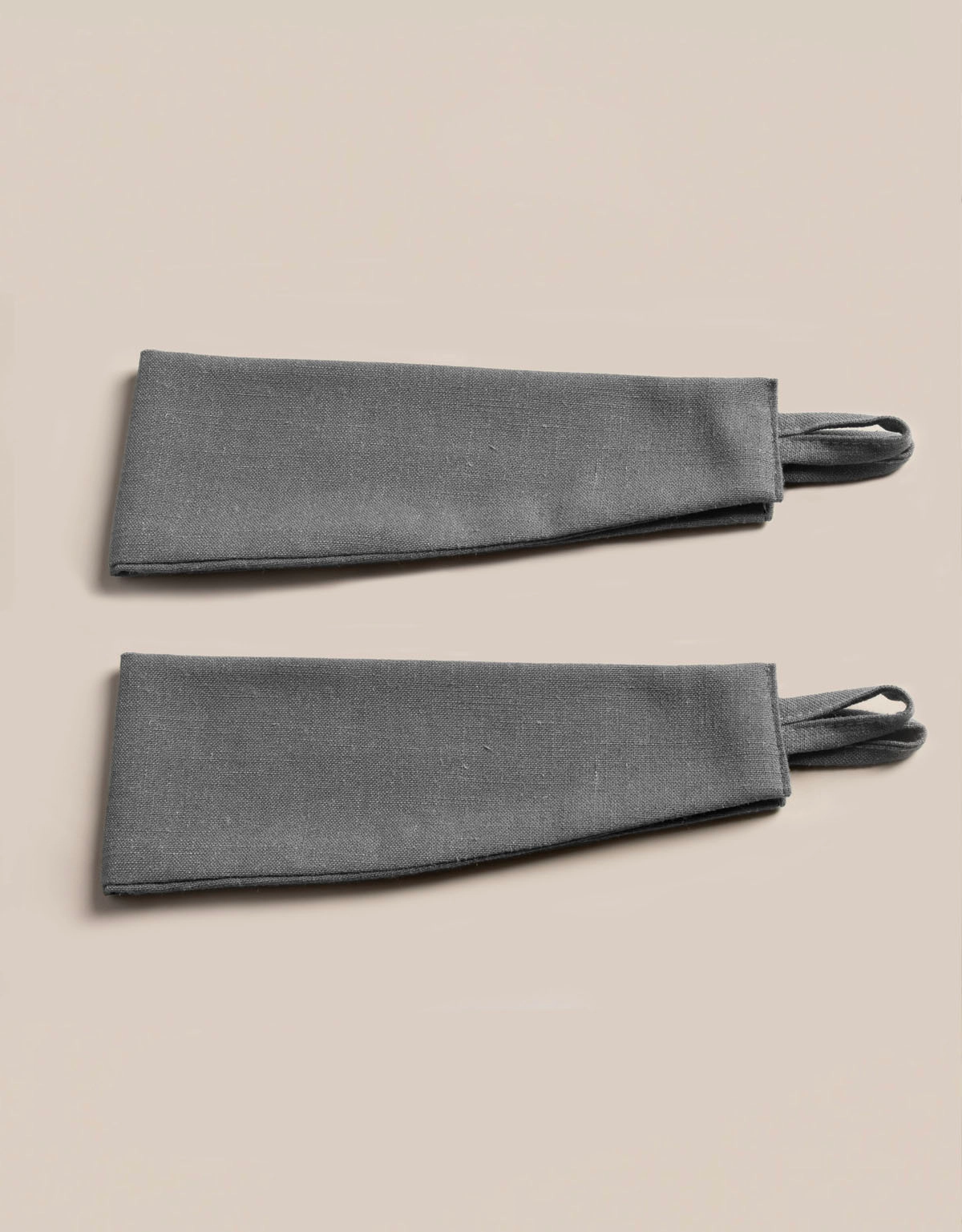 Mörkgråa gardinomtag i tyg