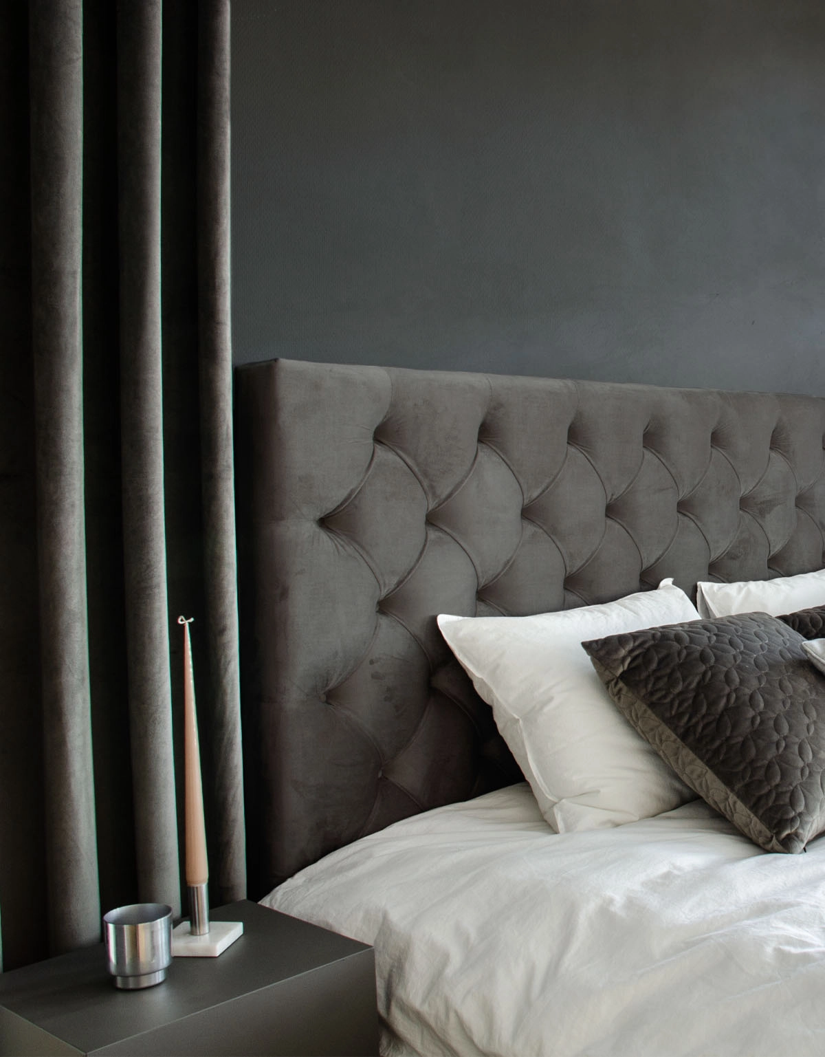 Sänggavel i mörkgrå sammet