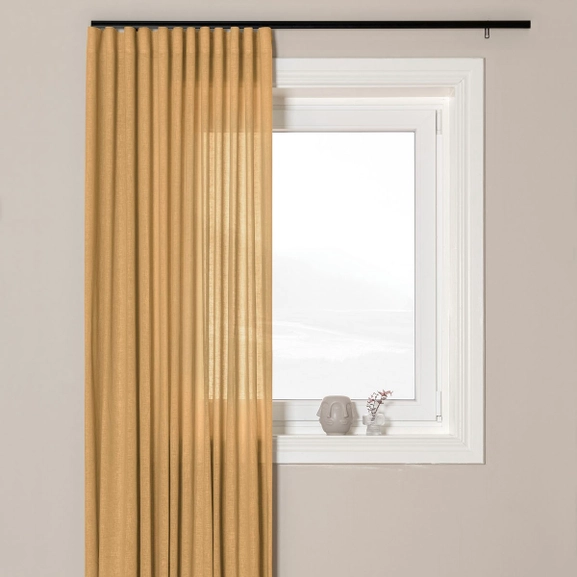 Senapsgul, skir gardin i extra bredd