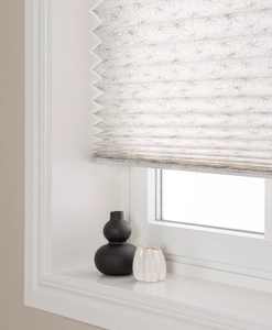 Blommig, avskärmande plisségardin