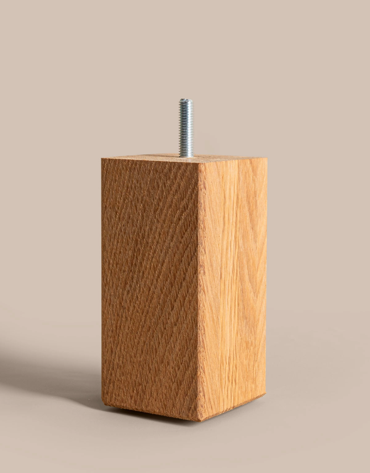 Fyrkantiga sängben i trä