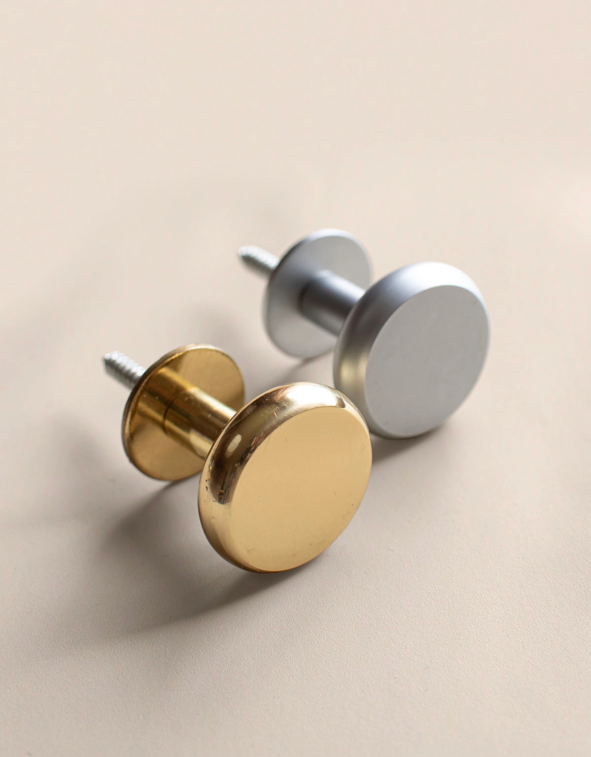 Omtagsfästen i mässing och satinkrom