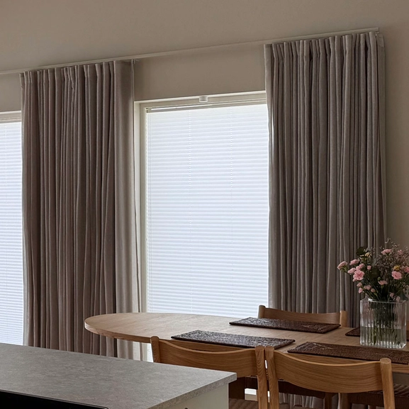 Beige gardin i matrum