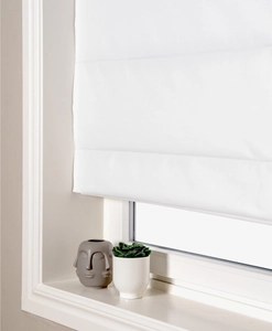 Mörkläggande vit hissgardin i fönster