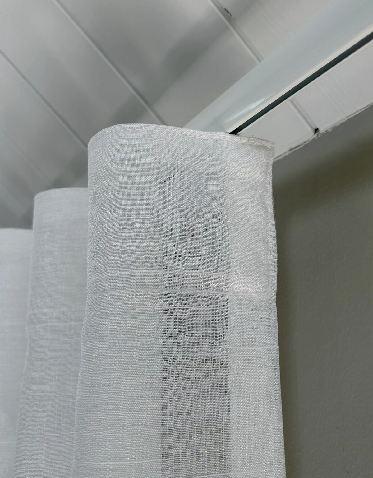 Närbild på vit gardin Skimra