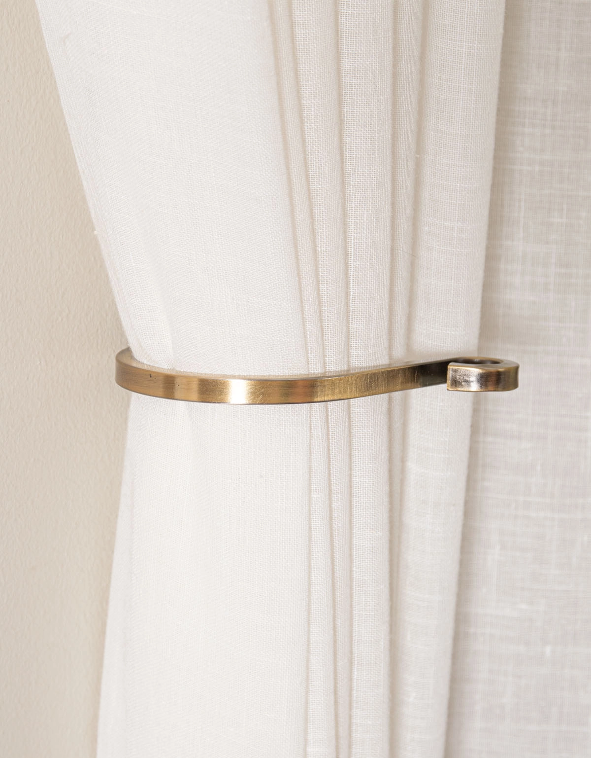 Stelt gardinomtag i metall, antikmässing