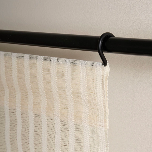 Svart panelhängare på stång