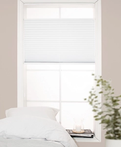 Plisségardin i fönster