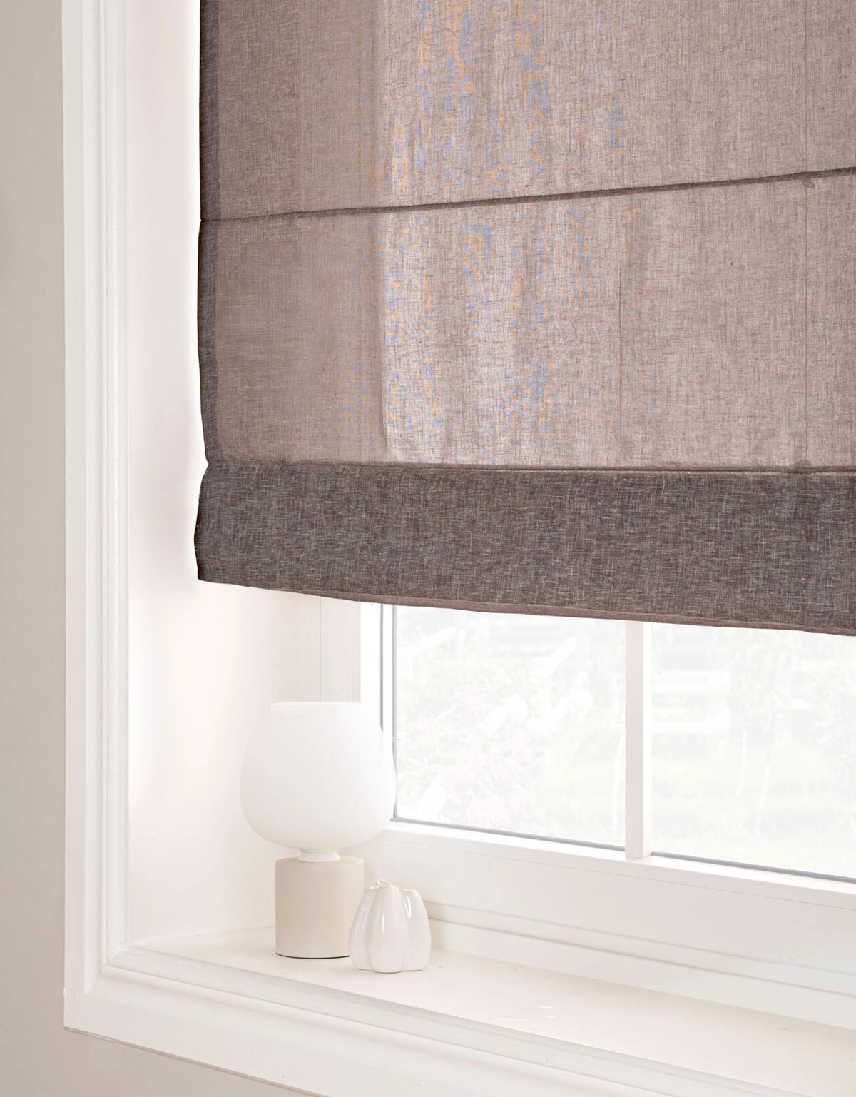 Hissgardin i avskärmande greige väv