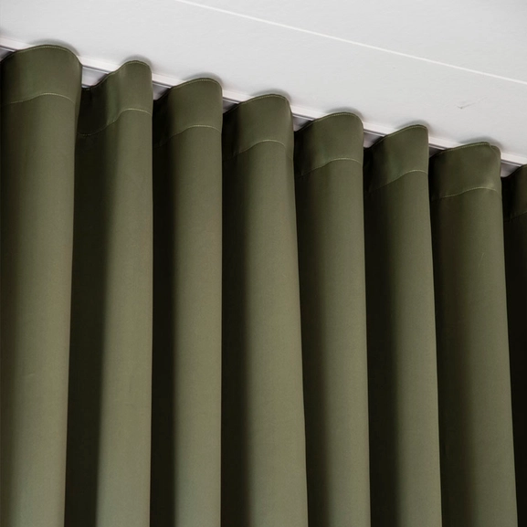 Mörkgrön gardin i waveuppsättning