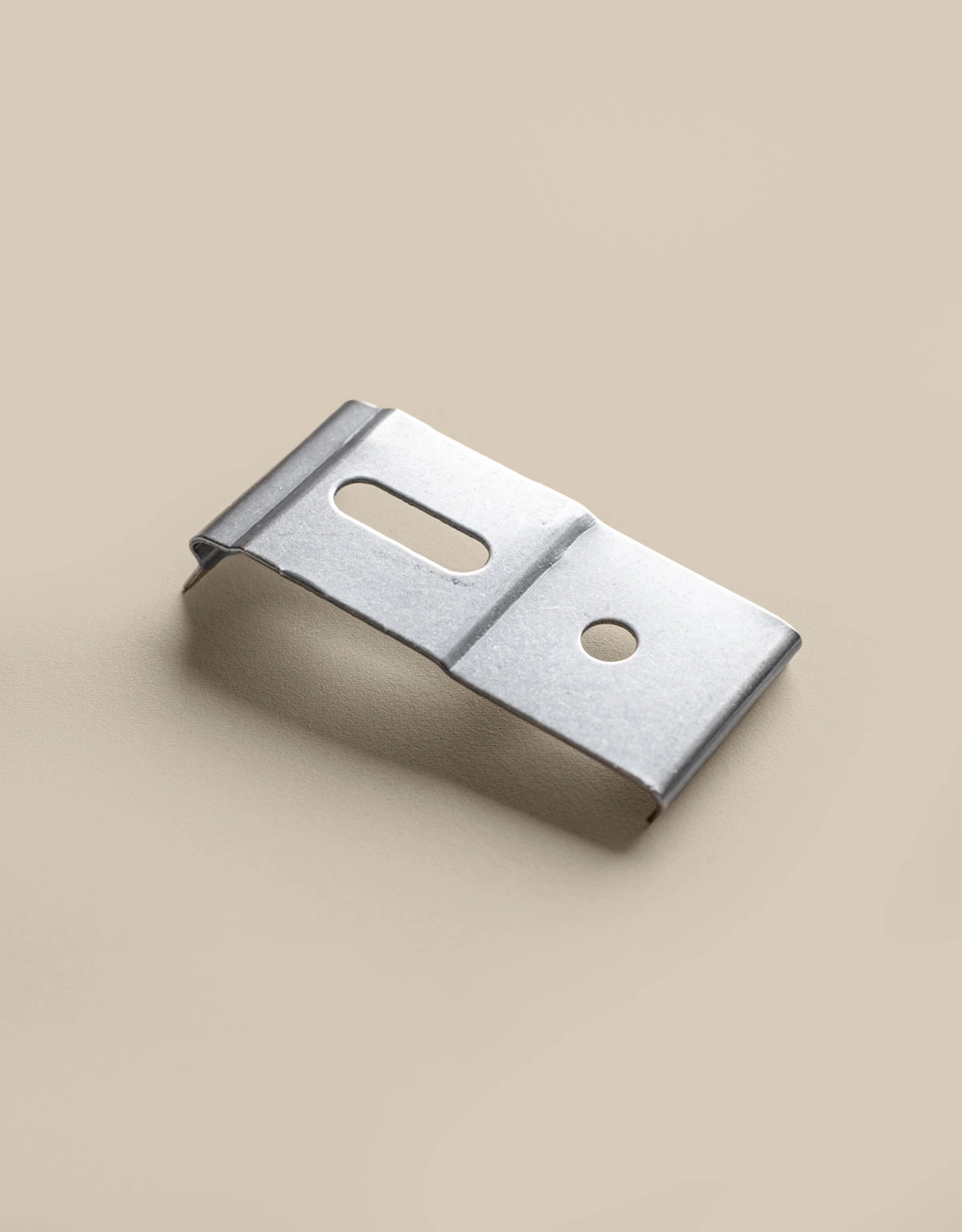 Klickfäste i metall till 5-spårsskena