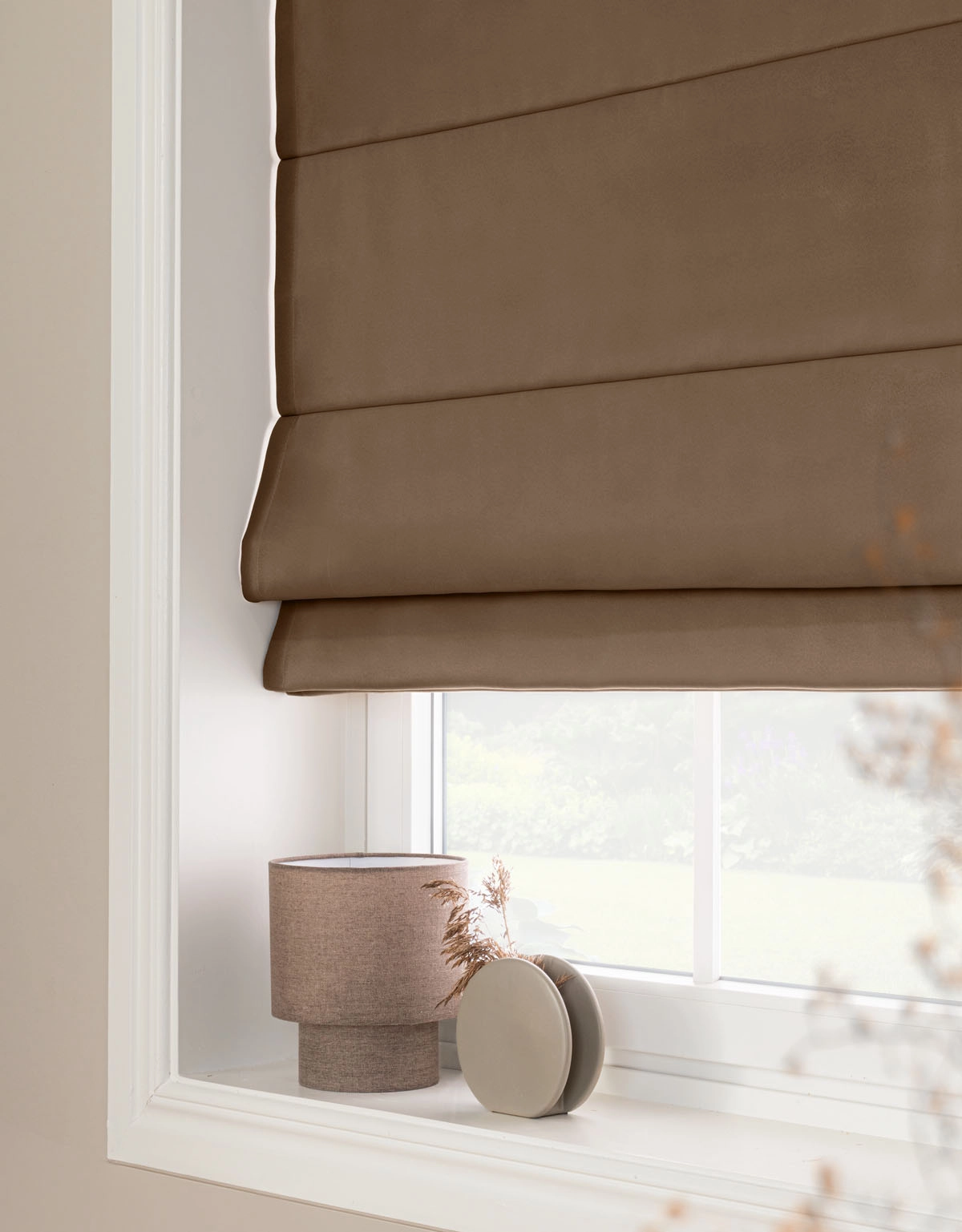 Mörkläggande brun hissgardin