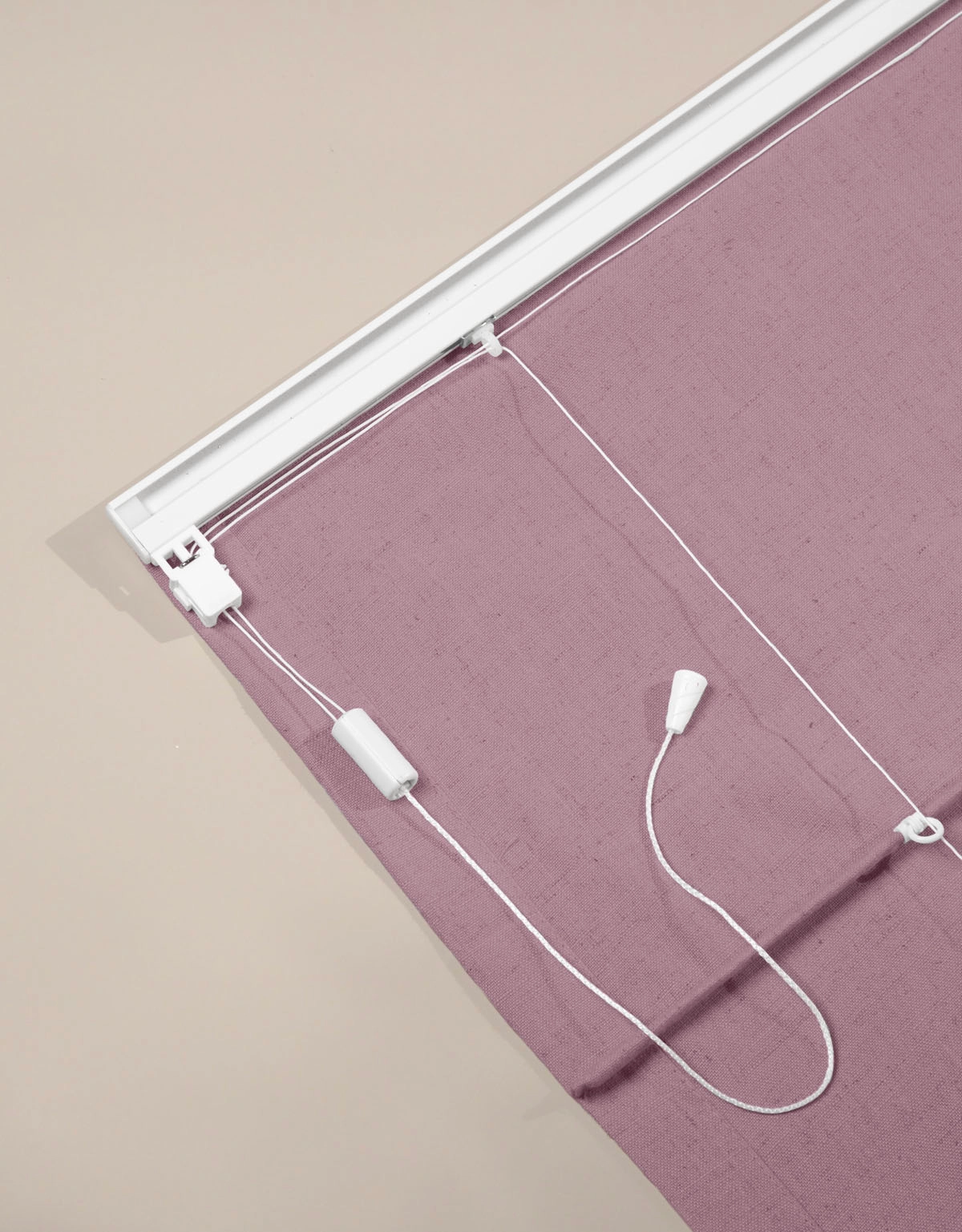 Baksidan av en dovlila hissgardin med linlås