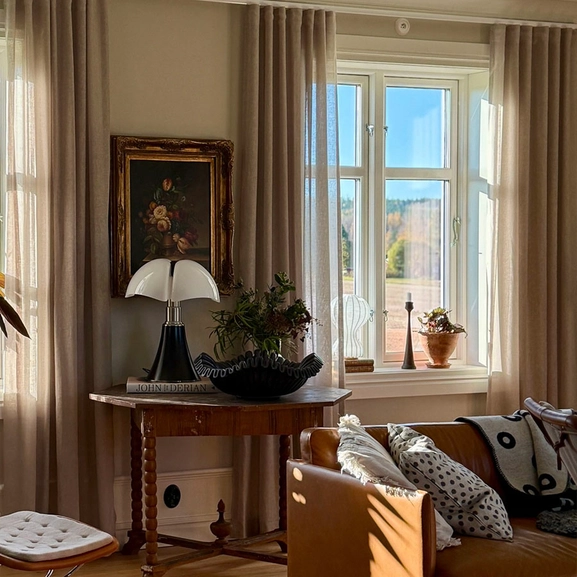 Gardin Saga, beige, i lantligt hem