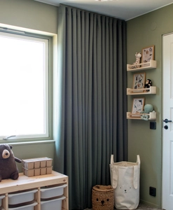 Mörkläggande grön gardin i barnrum